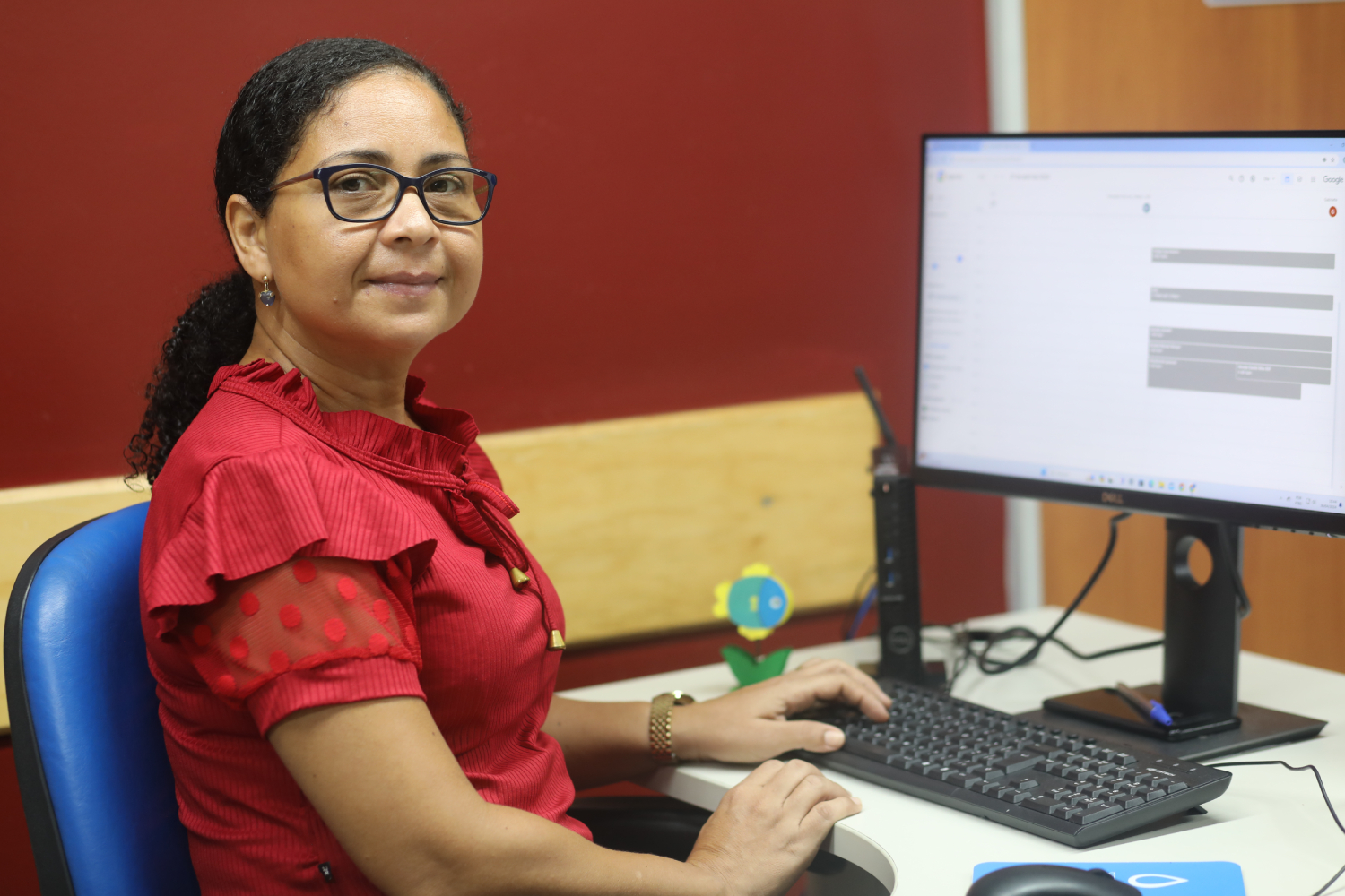 Karla Nascimento é funcionária terceirizada, lotada no Gabinete do Reitor. (foto: Schirlene Reis/Ascom UFS)